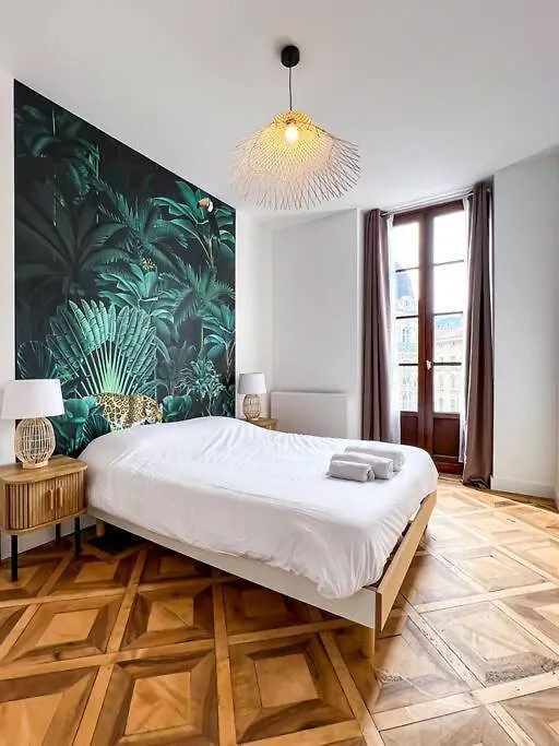 Hyper-Centre De Grenoble, Ambiance Tropicale, Wifi Fibre Daire