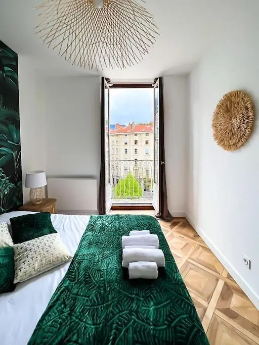 Hyper-Centre De Grenoble, Ambiance Tropicale, Wifi Fibre Daire