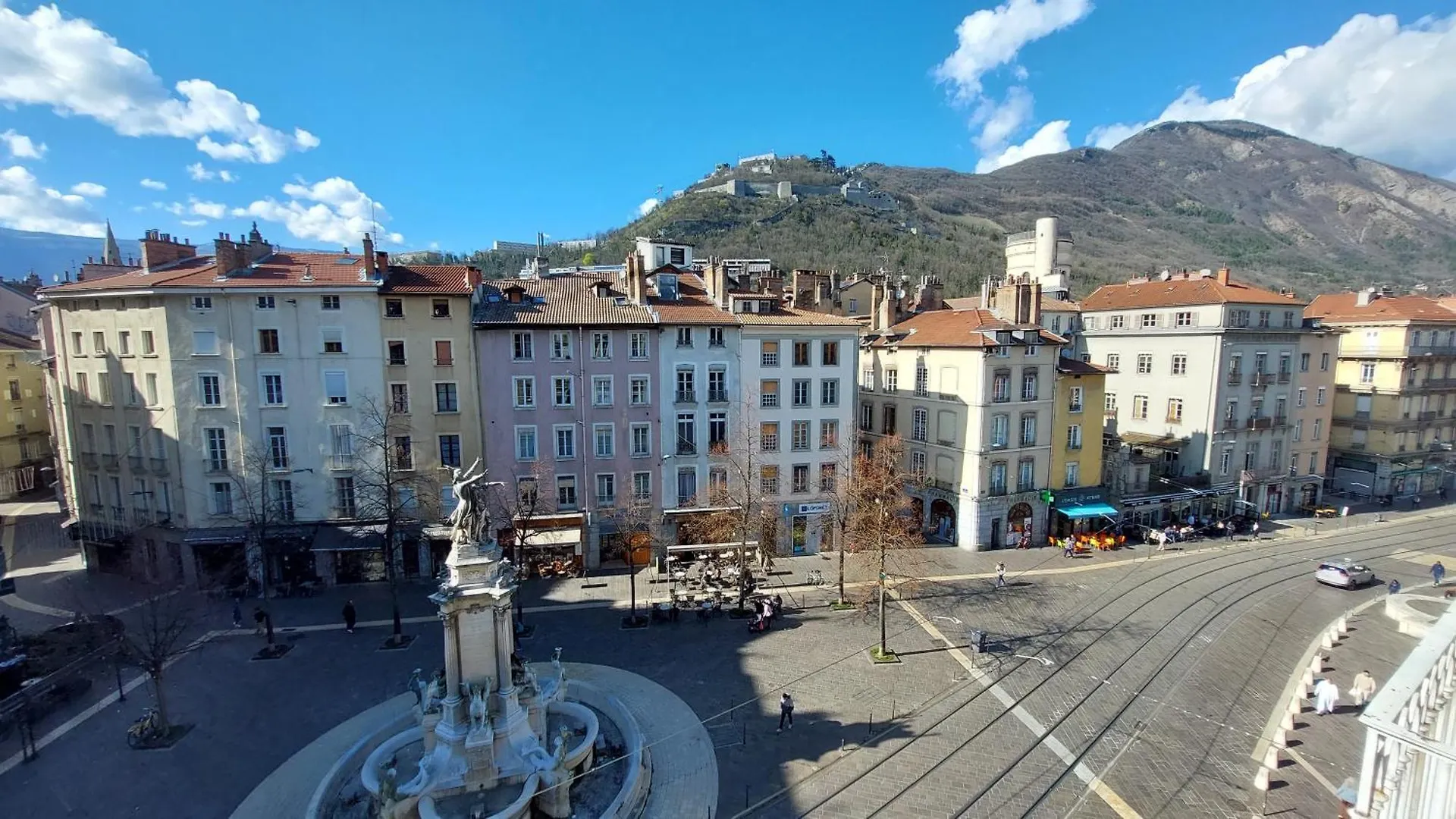 Hyper-Centre De Grenoble, Ambiance Tropicale, Wifi Fibre Daire Fransa